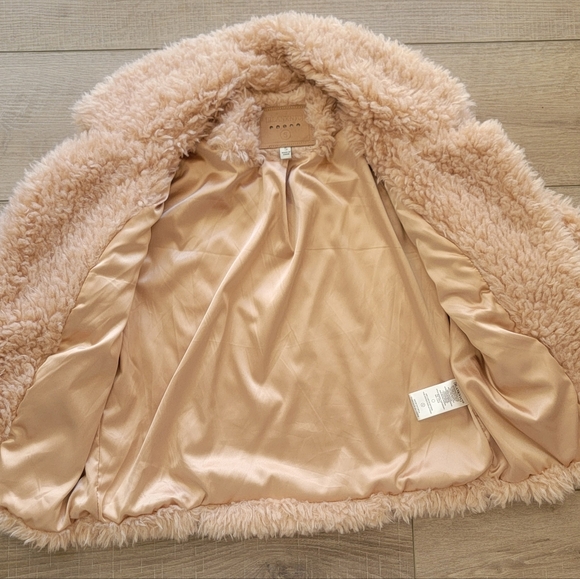 BLANKNYC Size Small Curly Faux Fleece Chubby Coat Color Champagne & OJ - Picture 8 of 11
